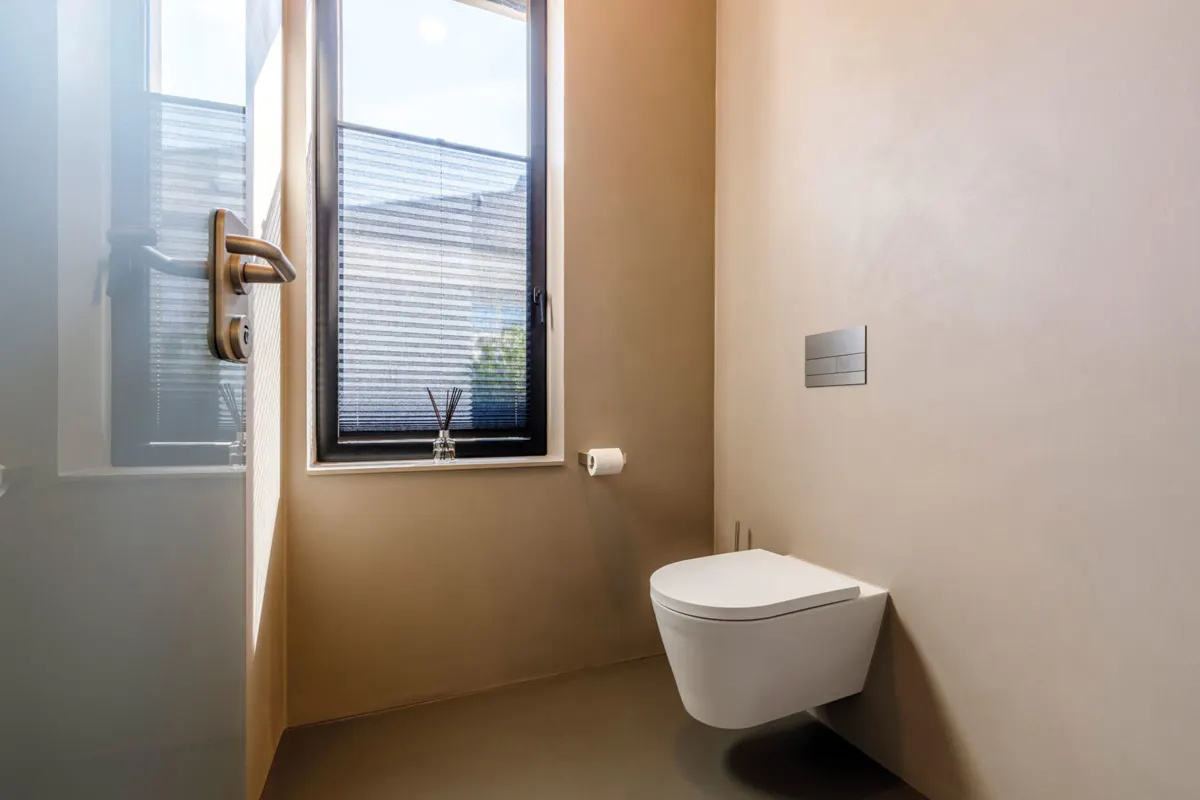 Fugenloses Badezimmer in warmem Grauton