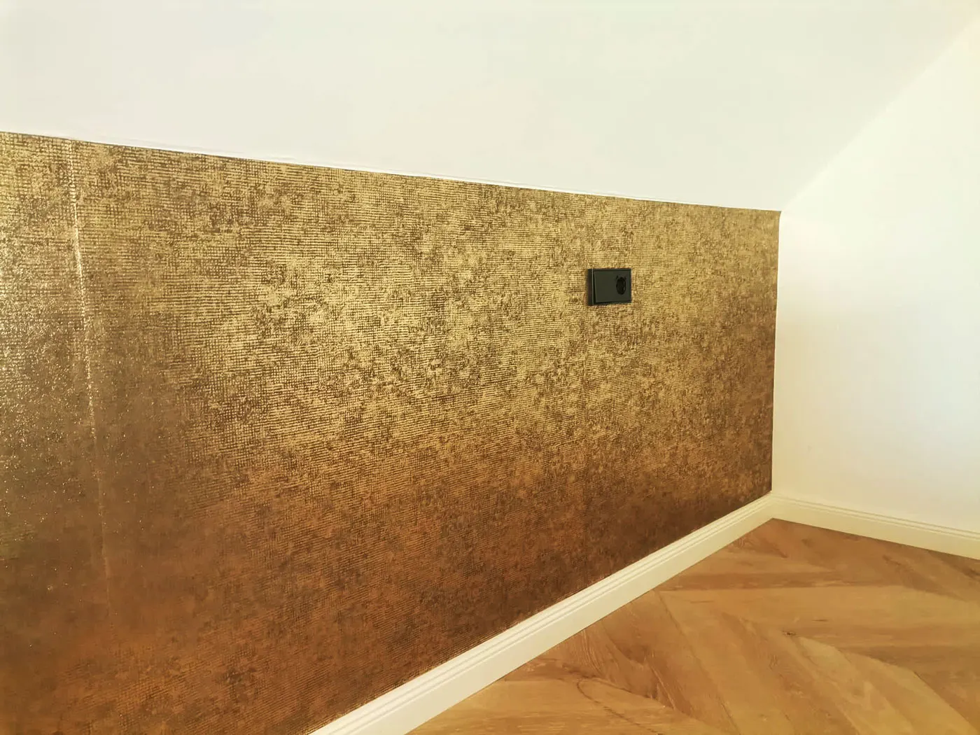 Wandfläche mit goldenem Schimmer
